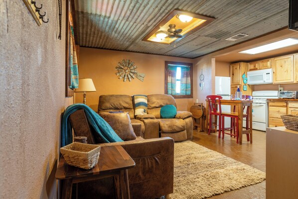 Living area - 1BR secluded Home - Fire Pit, Porch, Dog-Friendly (Brownfield)