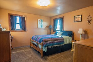 Room - 1BR secluded Home - Fire Pit, Porch, Dog-Friendly (Brownfield)