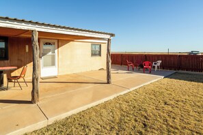 Outdoor dining - 1BR secluded Home - Fire Pit, Porch, Dog-Friendly (Brownfield)