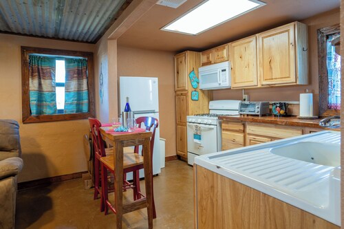 1BR secluded Home - Fire Pit, Porch, Dog-Friendly