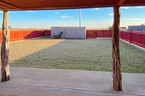 Property grounds - 1BR secluded Home - Fire Pit, Porch, Dog-Friendly (Brownfield)