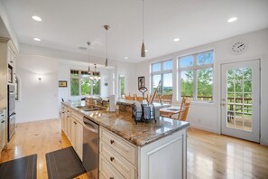 Fridge, microwave, stovetop, dishwasher - 5BR Mtn View Home w/ Fireplace, Grill, Jetted Tub (Driggs)