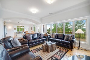 TV, fireplace, DVD player, books - Fun w/ Family! Mtn-View Gem w/ Deck in Driggs (Driggs)