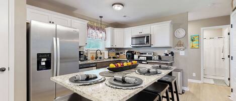 Fridge, microwave, stovetop, dishwasher