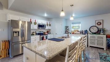 Fridge, microwave, stovetop, dishwasher