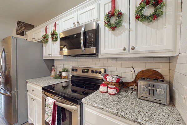 Réfrigérateur, micro-ondes, plaque de cuisson, lave-vaisselle