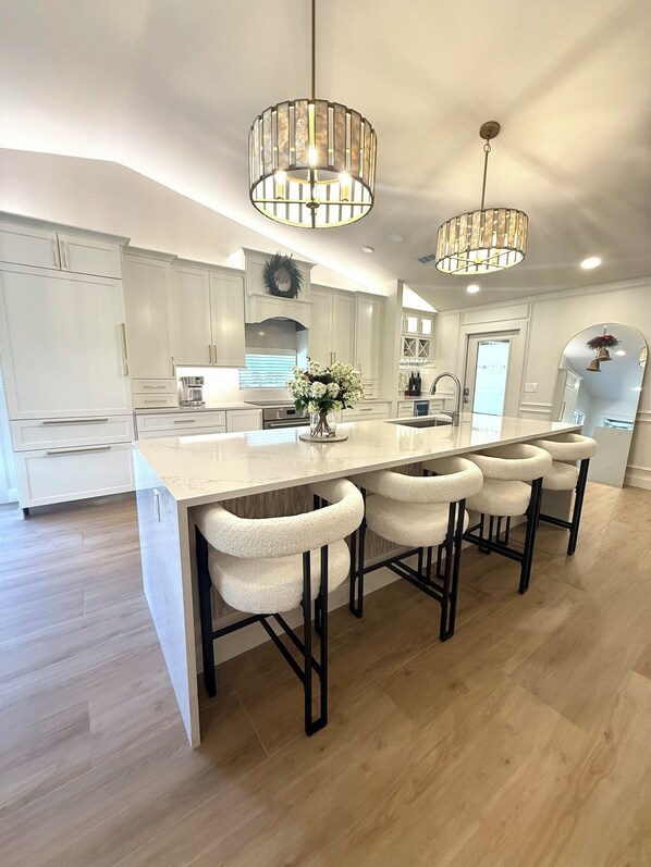 Fridge, microwave, oven, stovetop - Hidden Paradise in East Delray Beach- Just Minutes to Downtown & the Ocean! (Delray Beach)