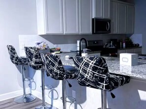 ميكروويف، فرن، موقد طهي مسطح، غسالة أطباق