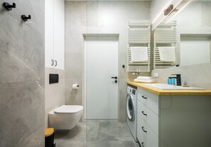 Shower, free toiletries, hair dryer, towels - Bonifraterska City Centre Apartment (Warszawa)