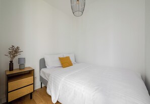 Strykjärn/strykbräda och sängkläder