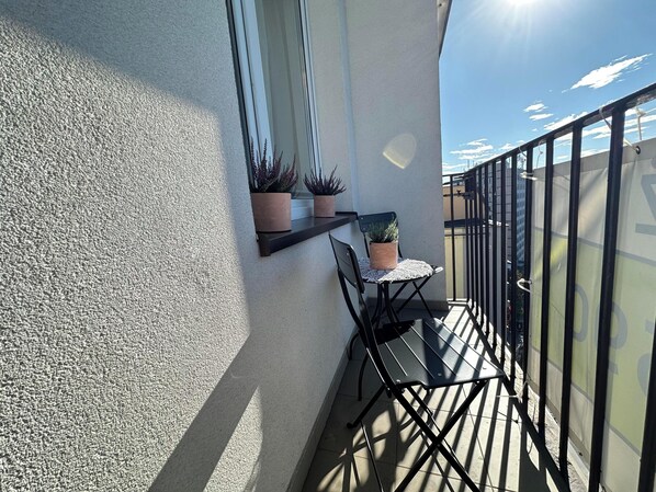 Outdoor dining - Sosnowiec Leisure Apartment (Sosnowiec)