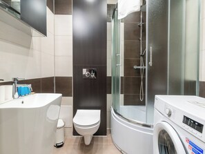 Een douche, een haardroger, handdoeken