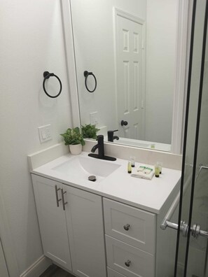 Shower, hair dryer, towels, soap - Welcome to Happy Stay Home! (Kissimmee)