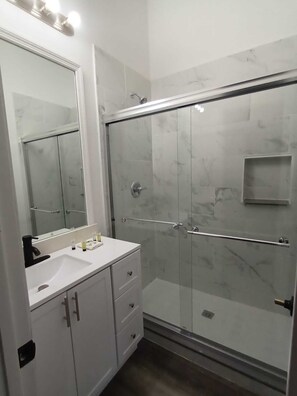 Shower, hair dryer, towels, soap - Welcome to Happy Stay Home! (Kissimmee)