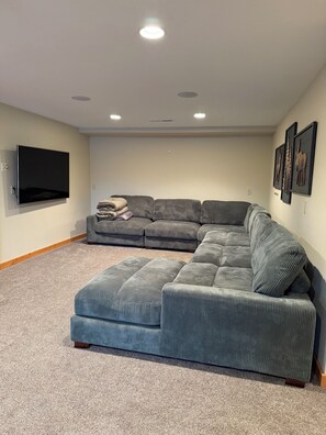Smart TV - Cozy 4-bedroom waterfront Cabin in peaceful Ione with AC. Sleeps 14! (Ione)