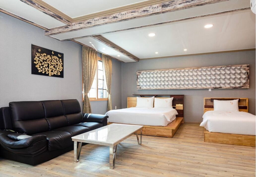 Habitación cuádruple básica, vista al jardín | Wifi gratis 