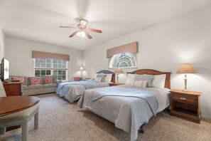 3 bedrooms, free WiFi, bed sheets - Golf Course View from Screened Porch, Near Silver Dollar City with Free Tickets, Gated Resort (Reeds Spring)