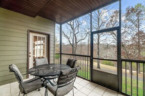 Outdoor dining - Golf Course View from Screened Porch, Near Silver Dollar City with Free Tickets, Gated Resort (Reeds Spring)