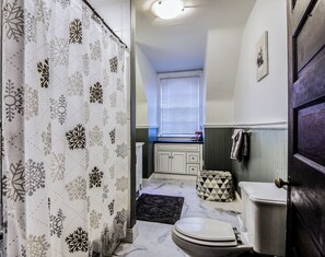 Sèche-cheveux, serviettes fournies, savon, papier toilette