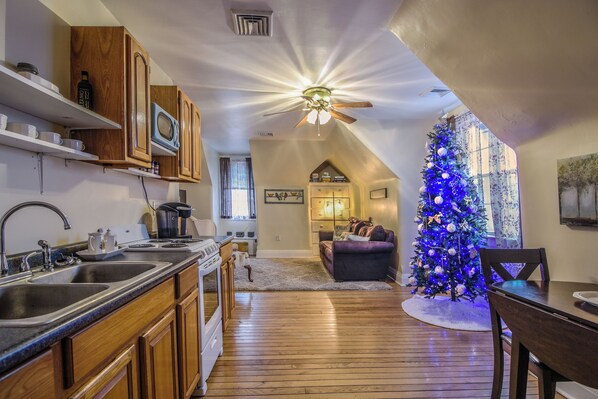 Private kitchen - 2-bedroom apartment in Convenient Downtown Location (Fairmont)