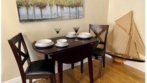 Dining - 2-bedroom apartment in Convenient Downtown Location (Fairmont)