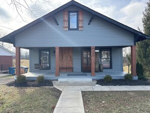 Exterior - Family Friendly sleeps 8. With pool table entertainment. (Williamstown)