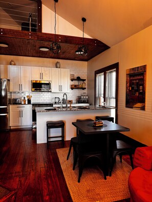 Fridge, microwave, oven, stovetop - Family Friendly sleeps 8. With pool table entertainment. (Williamstown)