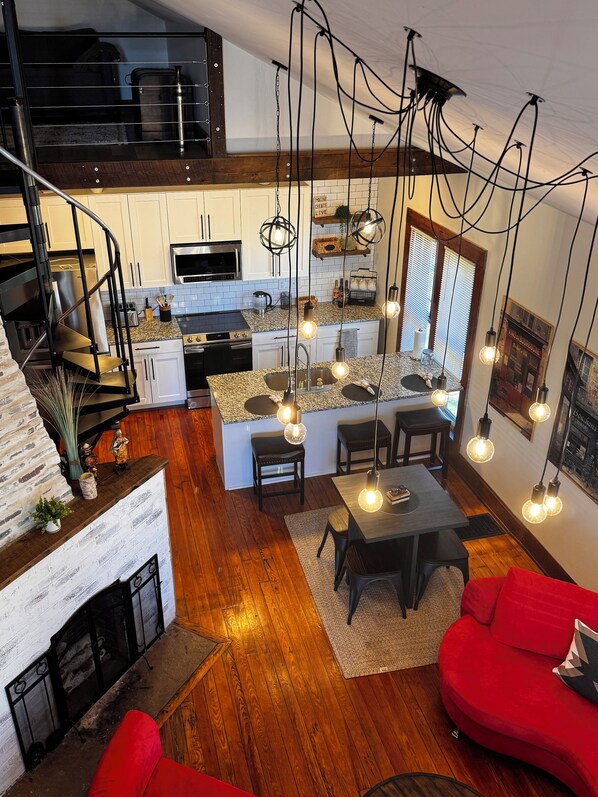 Interior - Family Friendly sleeps 8. With pool table entertainment. (Williamstown)