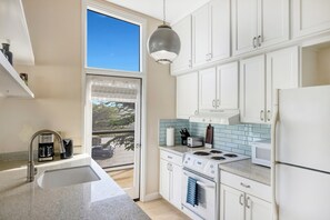 Coffee/tea maker, fridge, microwave, oven - Beach Condo Pelican 14 (Pajaro Dunes)