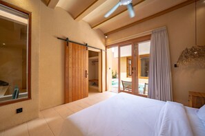 奢華別墅, 1 間臥室, 露台, 泳池景 | 埃及棉床單、高級寢具、房內夾萬、書桌