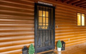 Exterior detail - Cool Pines Retreat | AC + Large Porch| Sleeps 6 (Pinetop Country Club)