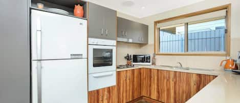 Kjøleskap, mikrobølgeovn, ovn og kokeplater