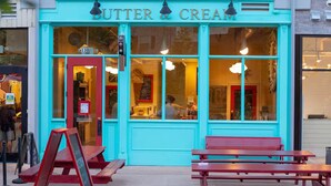 Fachada turquesa con el letrero "BUTTER & CREAM".