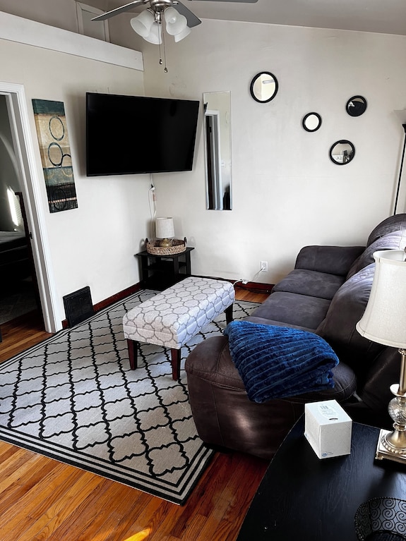 Cozy & Quiet, Dog-friendly 2-bedroom Upper In Central Milwaukee - Brookfield, WI