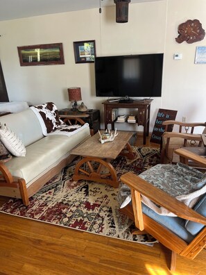 Living area - Quiet & charming cabin with AC near Hamilton (Hamilton)