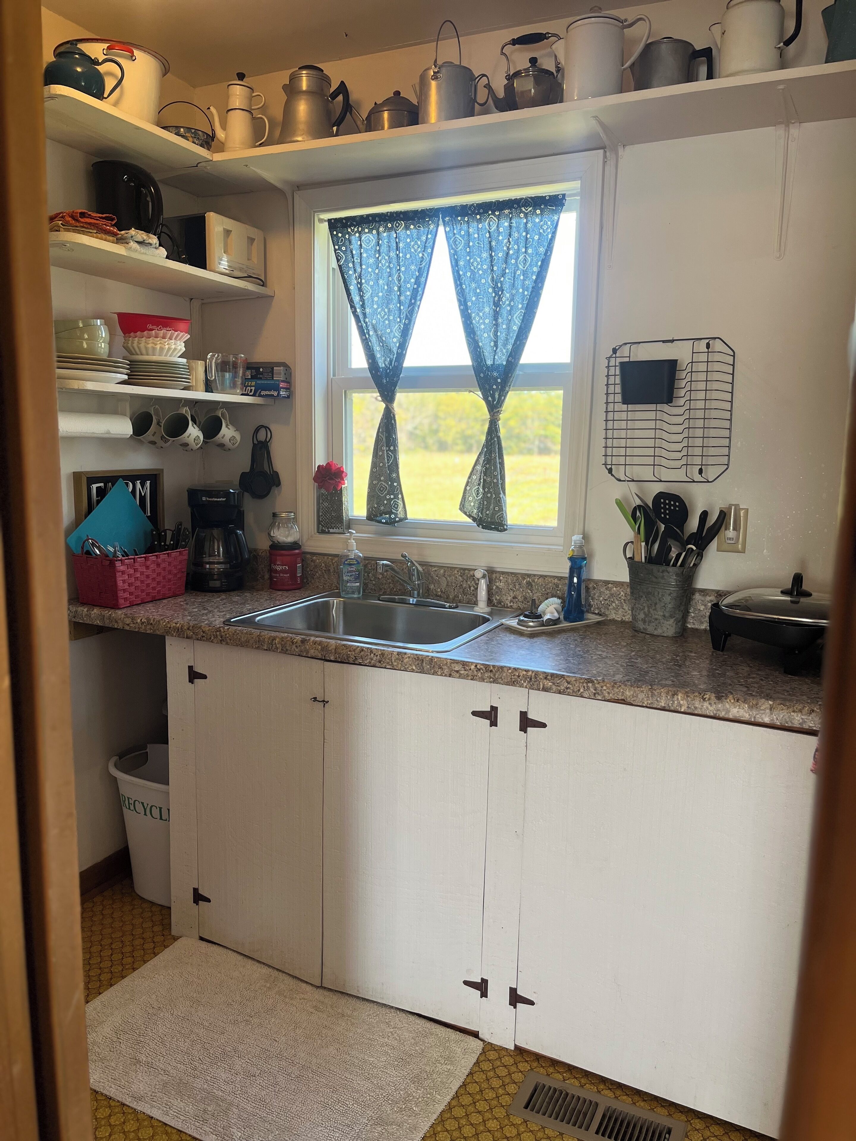 Jääkaappi, mikroaaltouuni, kahvin-/teenkeitin, leivänpaahdin