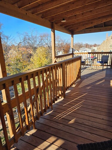 Relaxing Downtown 1 Bed, Dog Friendly Apartment with Deck, Dog Exercise Area
