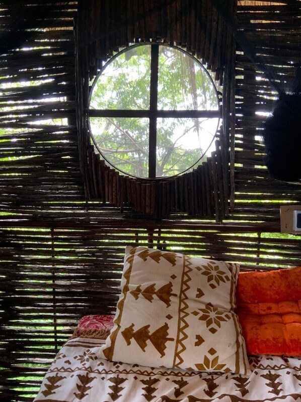 Tabla de planchar con plancha, wifi y ropa de cama