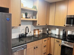 Private kitchen - Newly Remodeled! Lauren's Little Apple Bungalow (Manhattan)