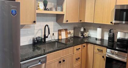 Newly Remodeled! Lauren's Little Apple Bungalow