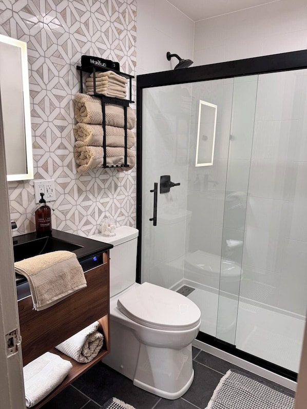 Shower, hair dryer, towels, soap - Newly Remodeled! Lauren's Little Apple Bungalow (Manhattan)