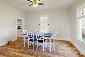 Dining - Gateway to Yellowstone & Tetons! Mtn-View Retreat (Ashton)