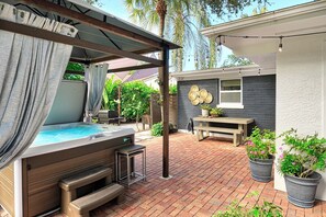 Terrace/patio - Near Old Naples! Coastal Escape w/ Tropical Patio (Naples)