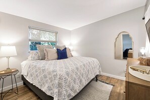 3 slaapkamers, een bureau, een strijkplank/strijkijzer, internet