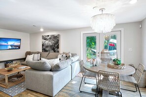 TV - Near Old Naples! Coastal Escape w/ Tropical Patio (Naples)