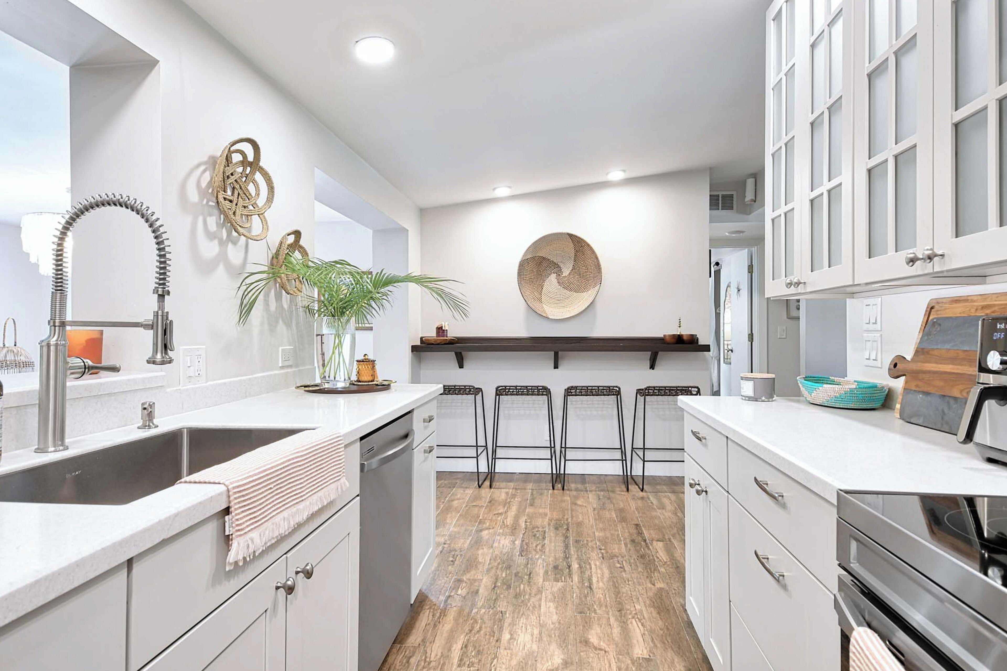 Kühlschrank, Mikrowelle, Herdplatte, Geschirrspüler