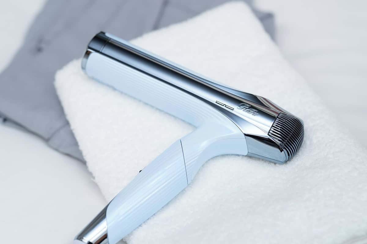 Combined shower/tub, hair dryer, towels, shampoo