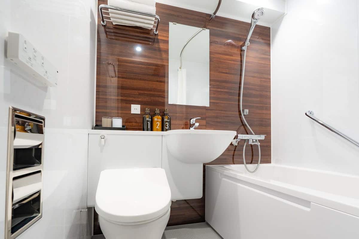 Standard Double Room, 1 Double Bed | Bathroom | Combined shower/tub, hair dryer, towels, shampoo