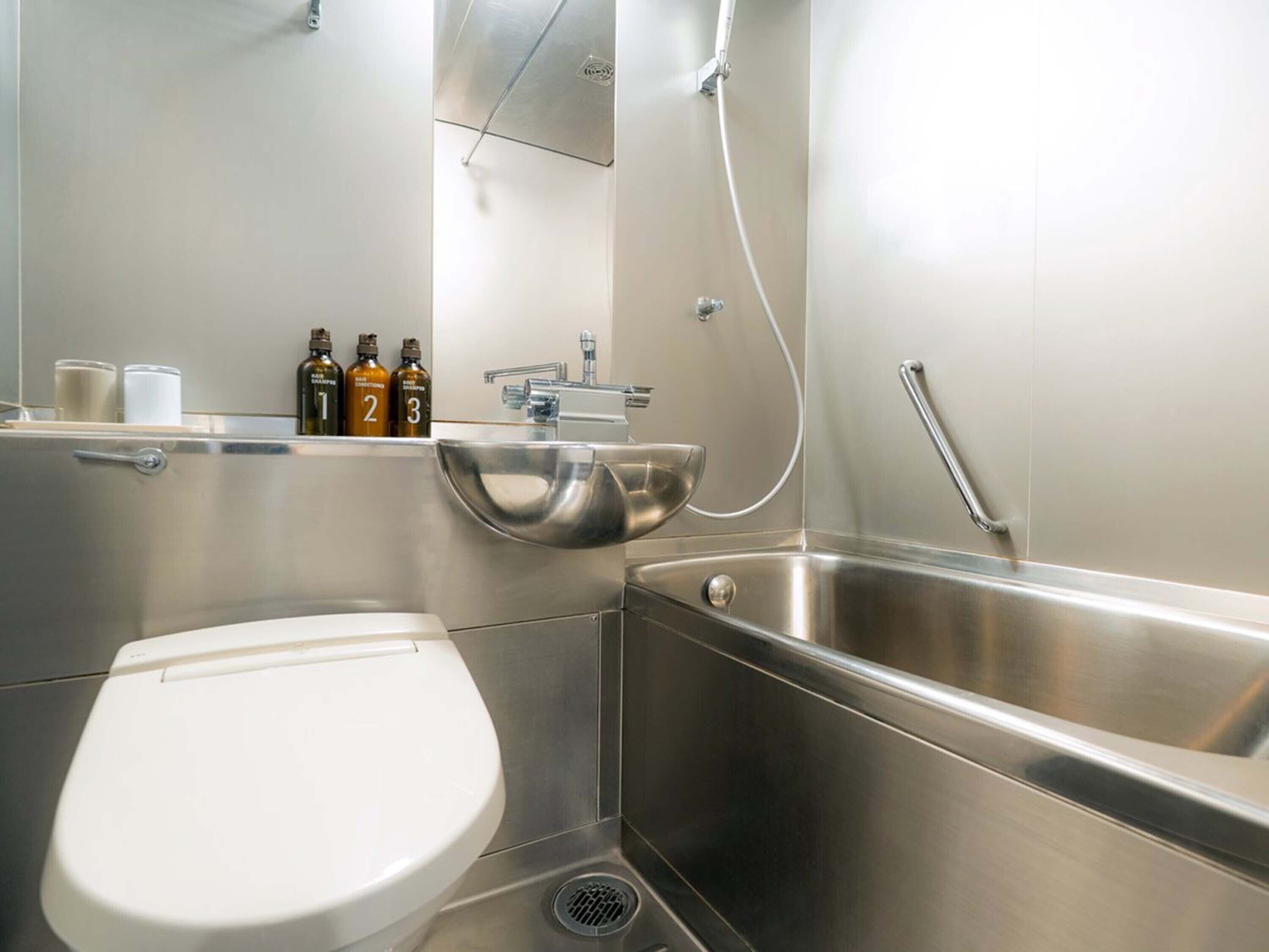 Standard Double Room Single Use | Bathroom | Combined shower/bathtub, hair dryer, towels, shampoo