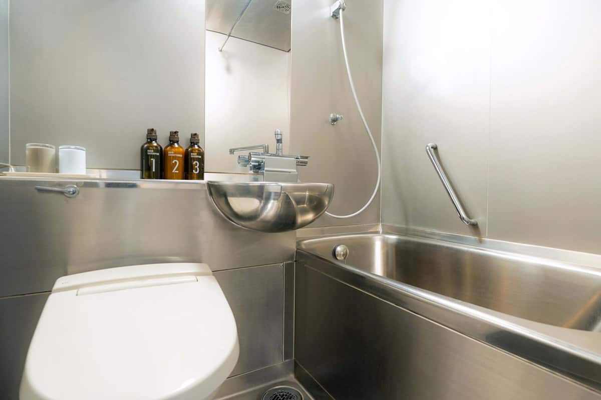 Standard Double Room Single Use | Bathroom | Combined shower/tub, hair dryer, towels, shampoo